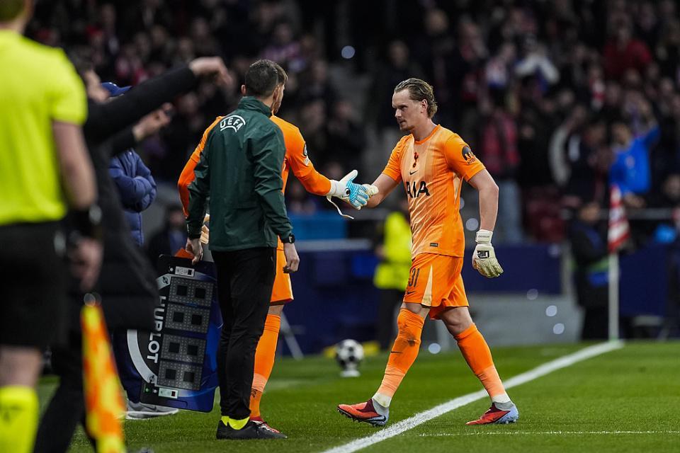 开云app-欧冠开场两次失误送大礼 22岁热刺门将17分钟被换下 哭着径直离场